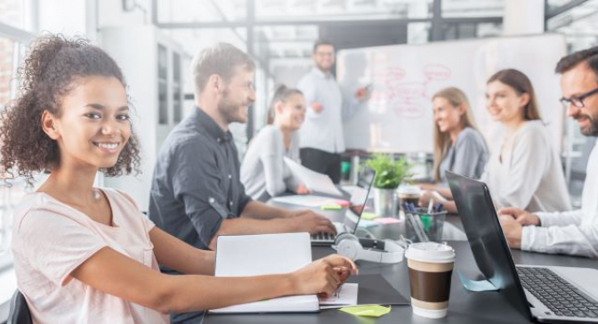 Babilou Family Meeting mit Laptop
