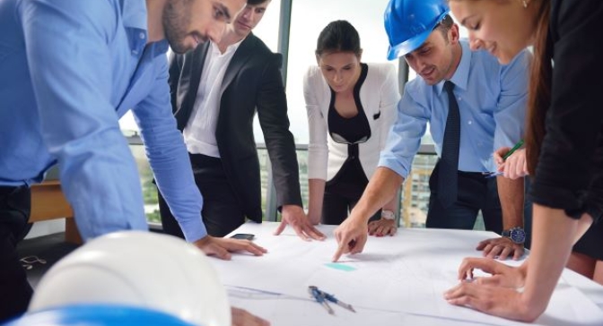 Babilou Family Besprechung mit Bauplan